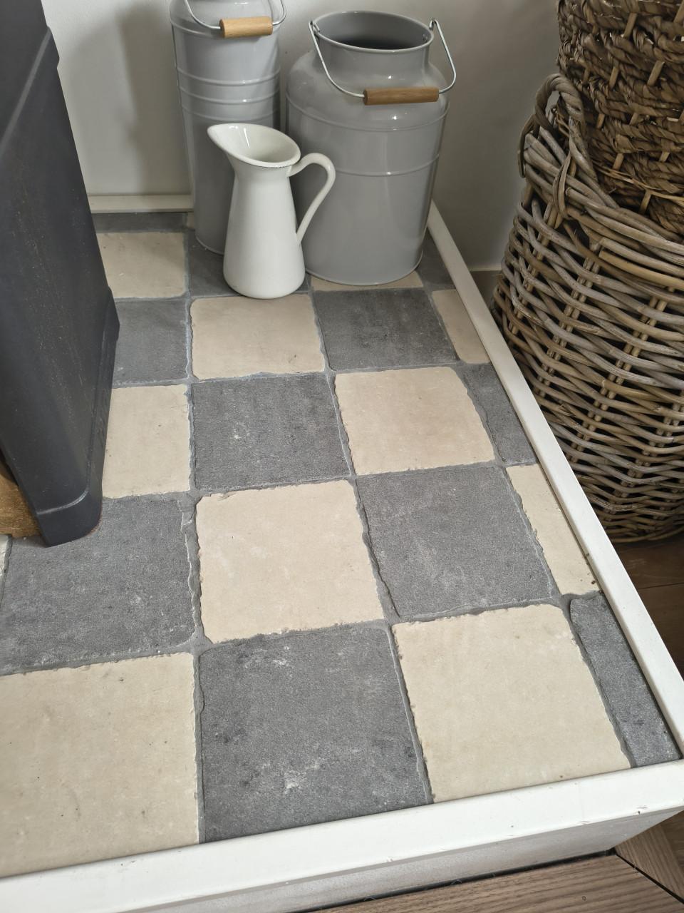 Nieuwe grijs beige bric vloertegel 14,5 x 14,5, 46 stuks.