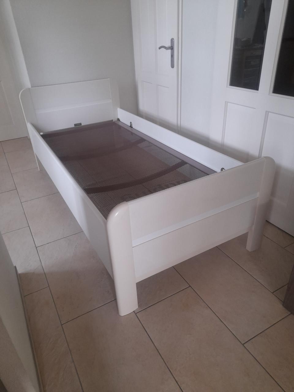 1 Persoons (senior)bed 90 x 200 met auping spiraal bodem (in goede staat )