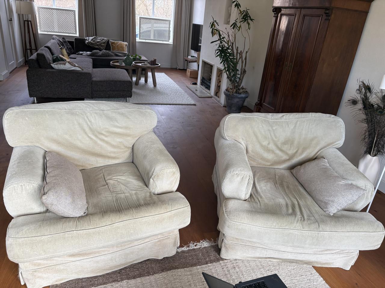 Twee brede stoelen te koop