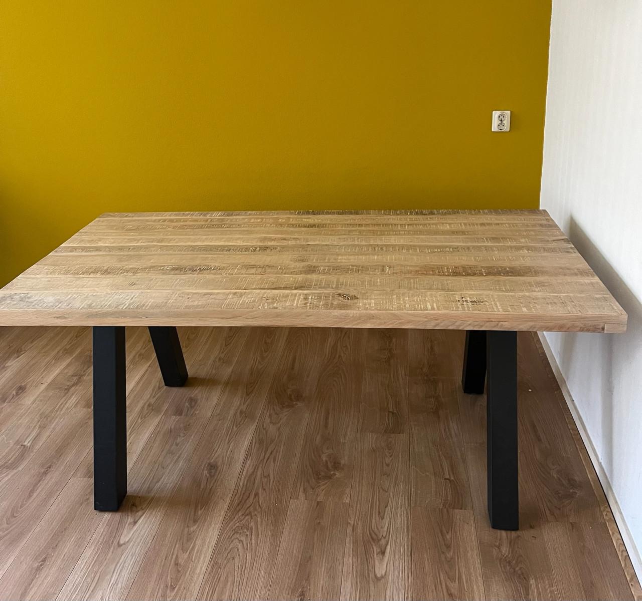 Eettafel mangohout stalen poten