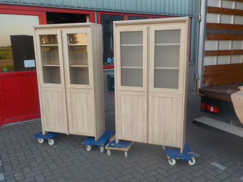 2 dezelfde kasten ,alleen  de 1 met mat glas de ander met gewoon glas set