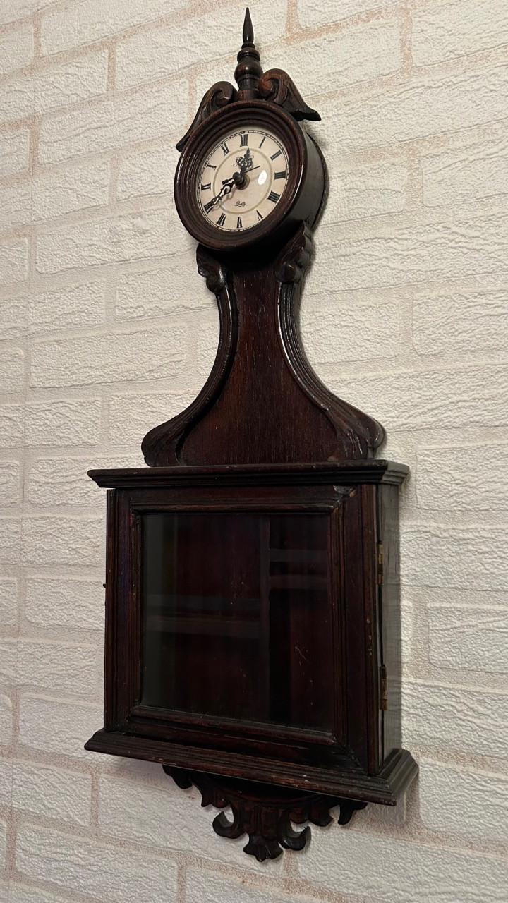 Te koop : Leuk antiek klokje met vitrinekastje