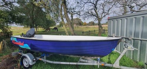 Polyester bootje 20pk incl. trailer, zonnebed en dekzeil