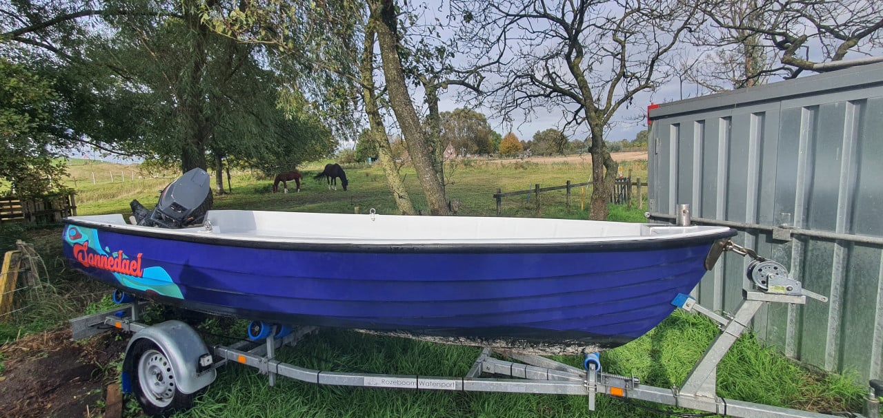 Polyester bootje 20pk incl. trailer, zonnebed en dekzeil