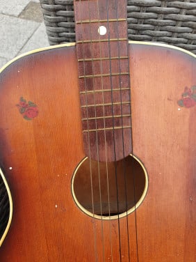 Prachtige antieke gitaar jaren 60 met 6 snaren in goede staat...