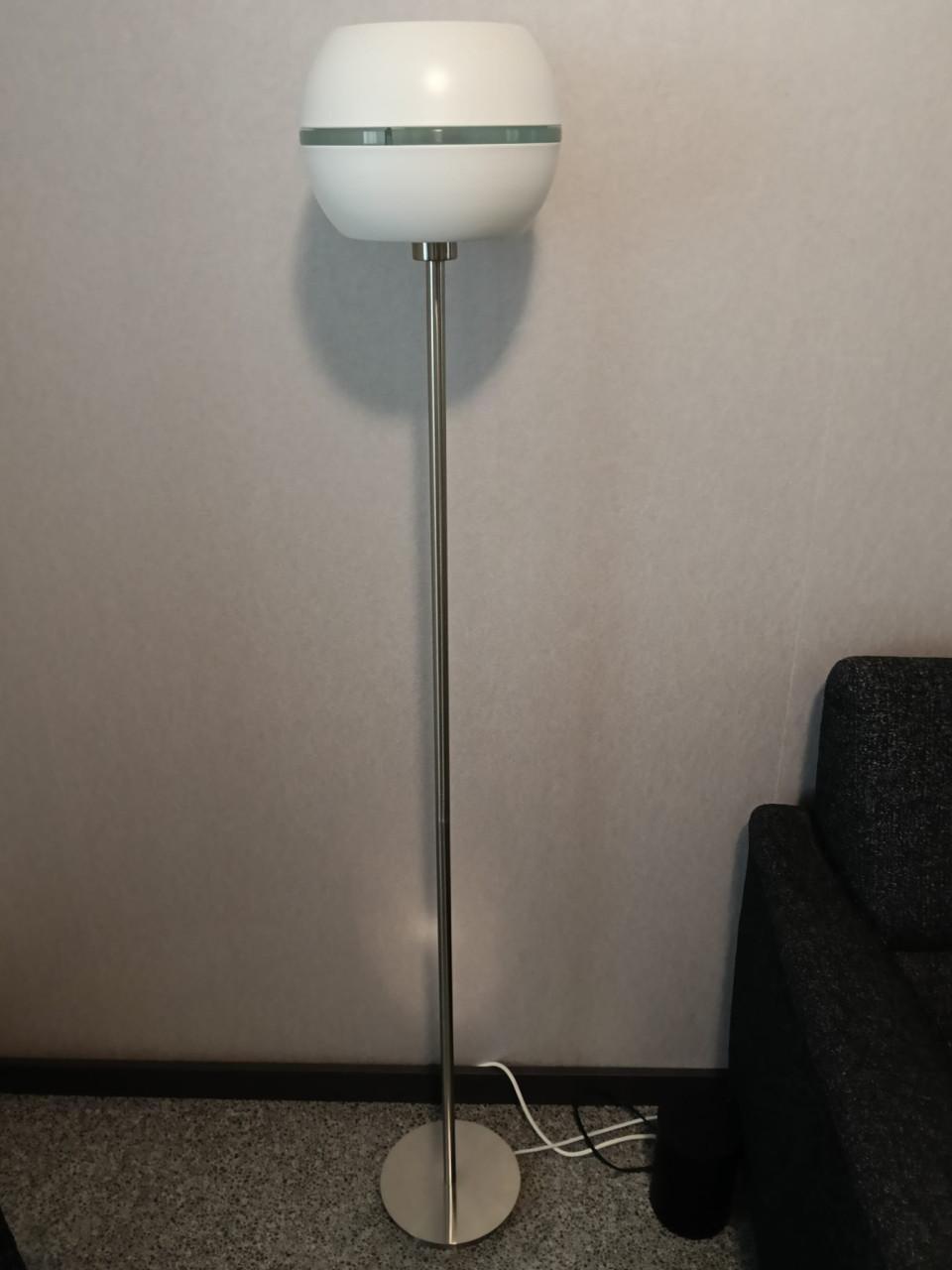 2x Rvs staande lamp met witte kap en glazen rand