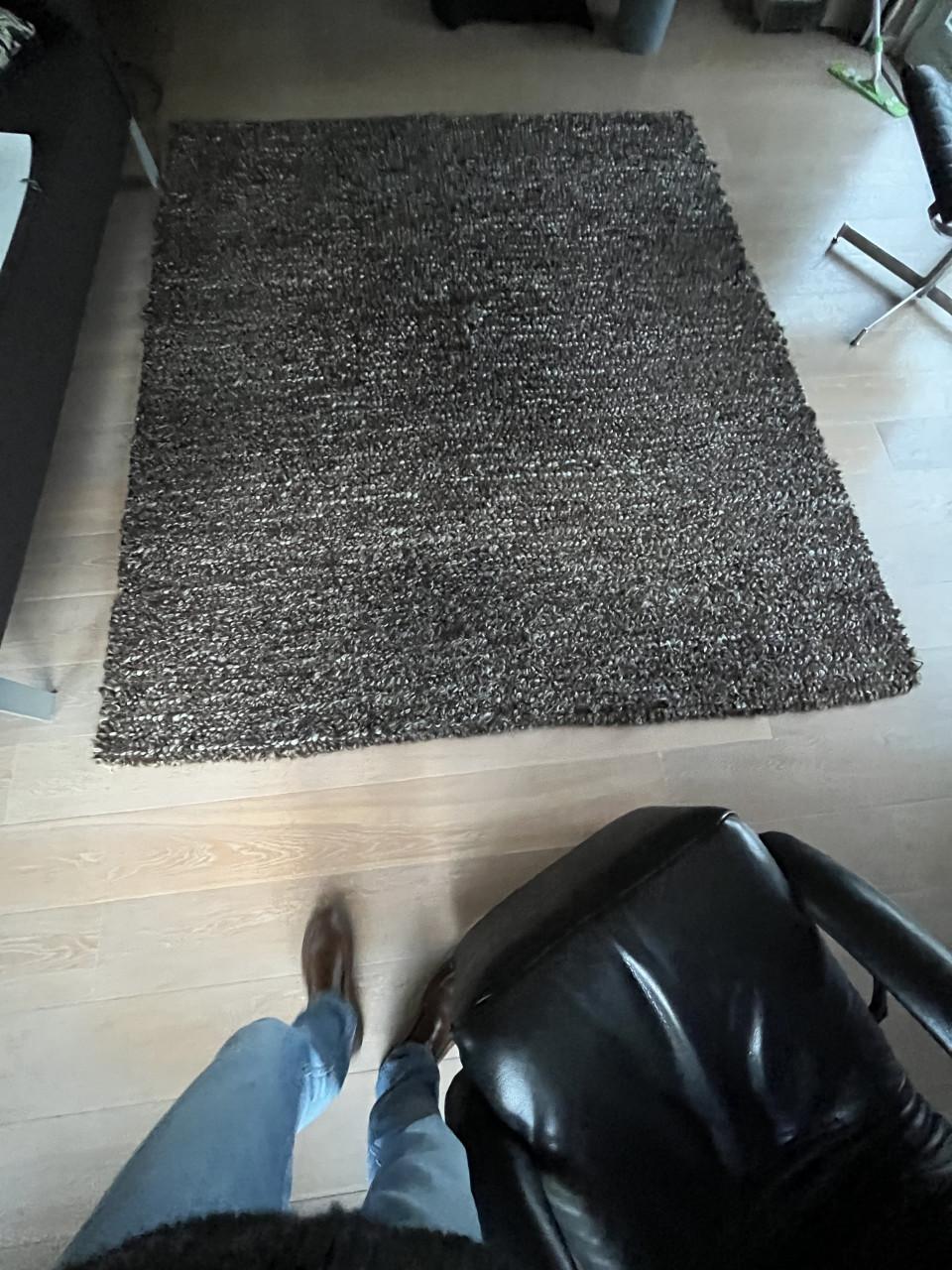 Zwart met wit wollen vloerkleed