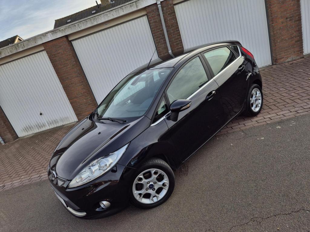 Ford Fiesta 1.25 titanium / dealeronderhouden / voorruitverwarming / stoelv