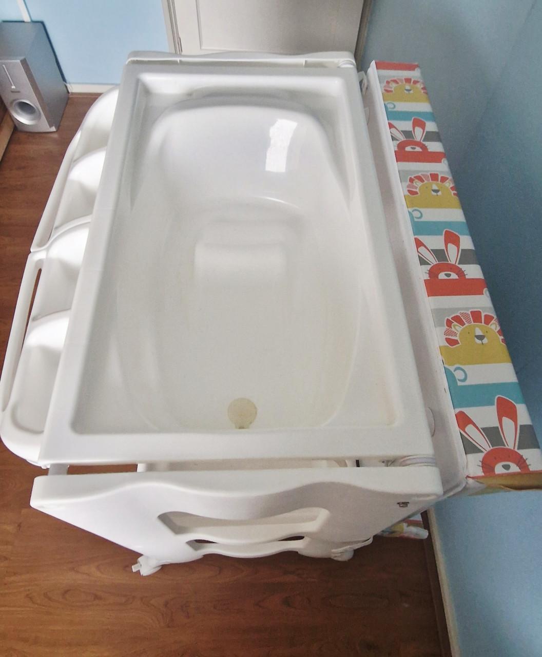 Witte commode met vast aankleedkussen en geïntegreerd badje