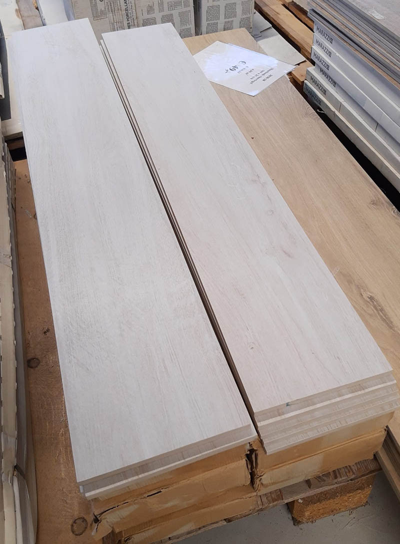 3030-28 ca 10 m² houtlook tegels 20x120, lichte kleur, van € 64,61/m² voor