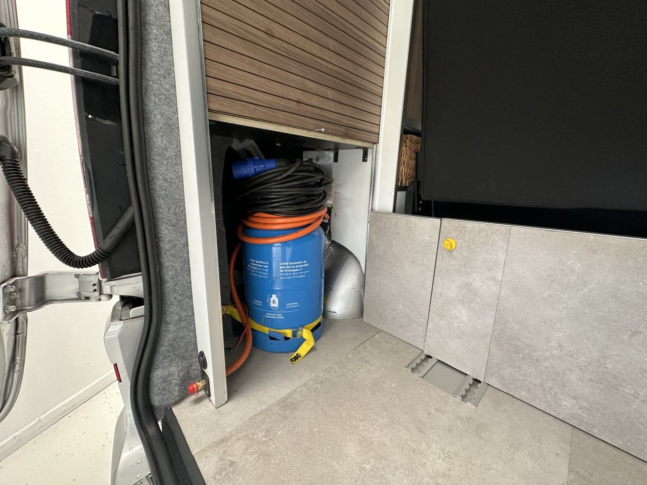Merc. Benz camper/buscamper ( nw. Int.) 5 pers. 72500. Km