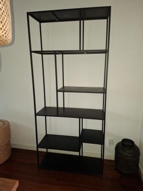 Zwarte metalen kast