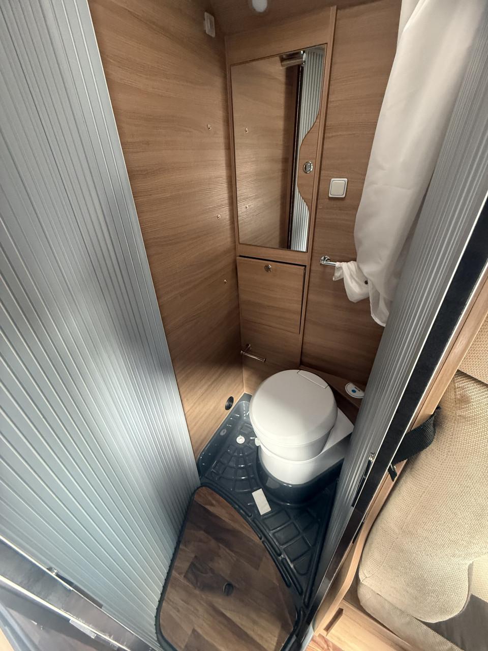 Mc Louis Menfys S-Line Van  ( 5.40m zeer compact, airco,1e eigenaar)