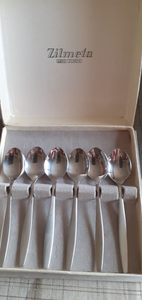 Oude dessertlepeltjes en vorkjes