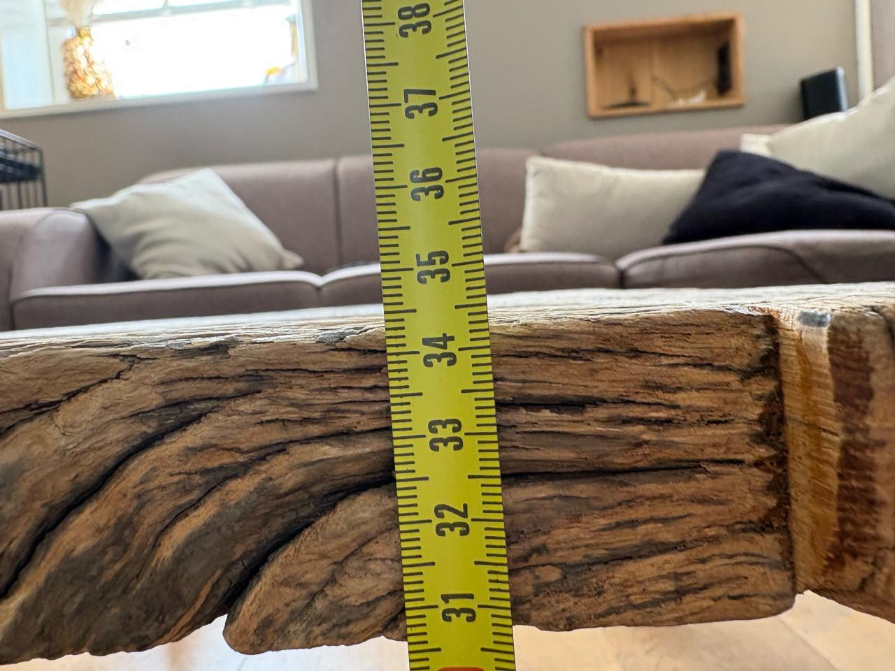 Salontafel van wagonhout met zwarte stalen poten