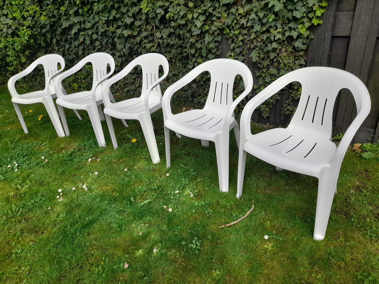 5 Tuinstoelen (stapelbaar) in goede staat!