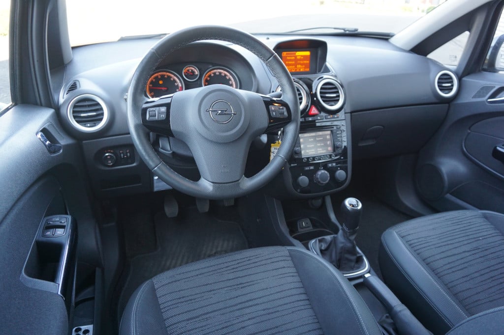 Opel Corsa 1.4-16v blitz airco / navi / cruise / elektr. ramen / parkeers. 