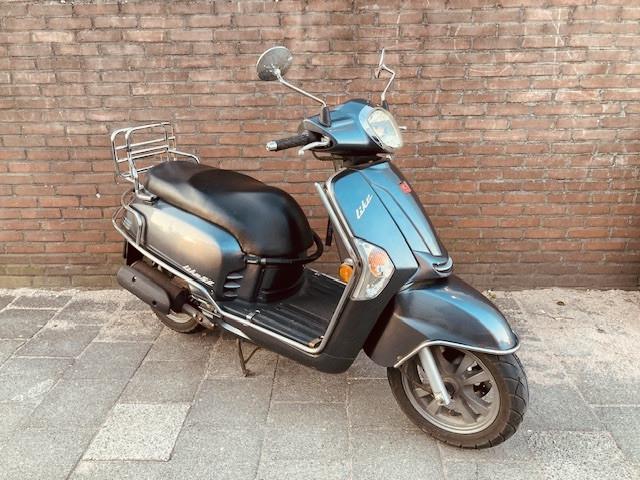 MOOIE KYMCO LIKE 45 KM BROMSCOOTER ! BOUWJAAR 2012