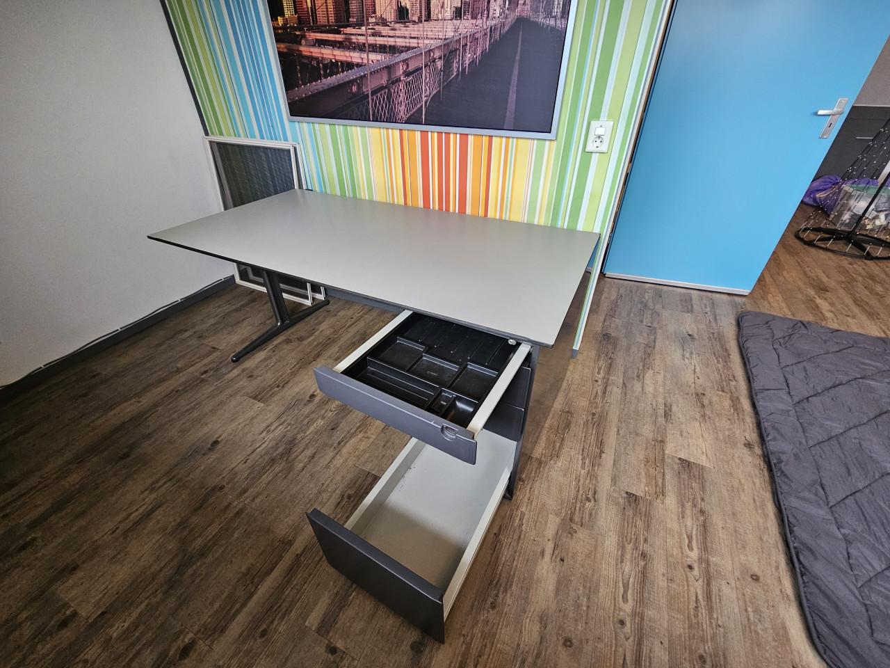 Functioneel bureau met ladenblok