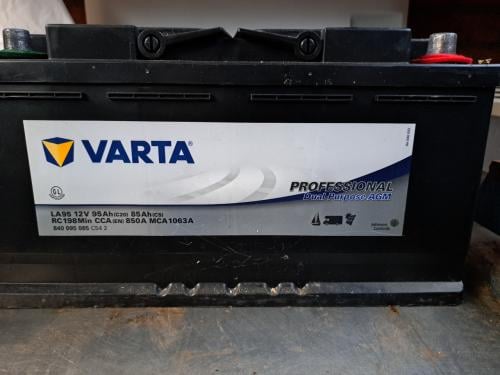 Te koop. 2 Varta AGM accu s professional 95 amp