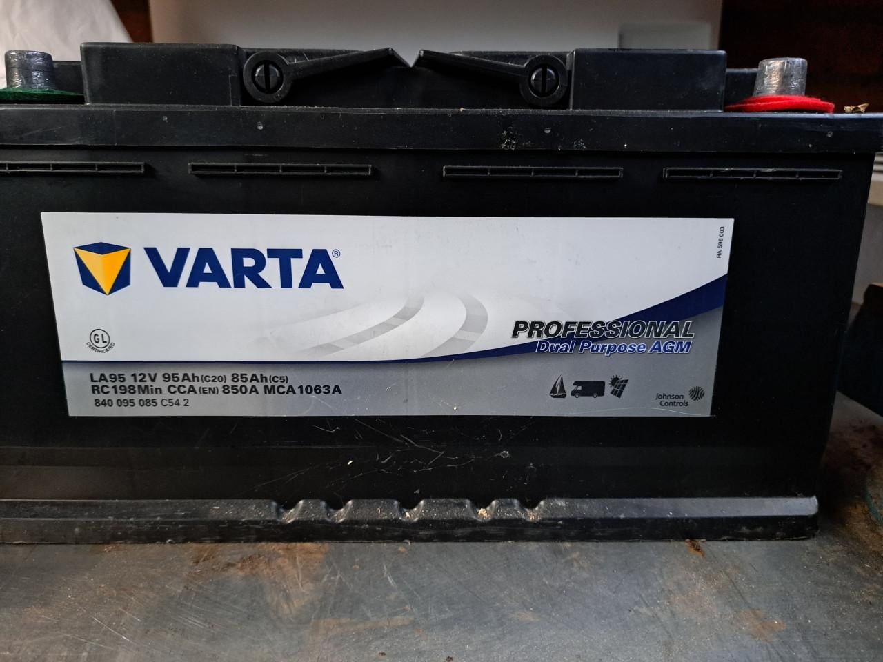 Te koop. 2 Varta AGM accu s professional 95 amp
