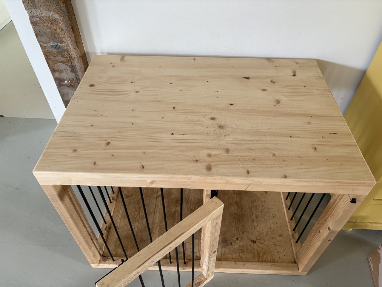 Handgemaakte houten hondenbench