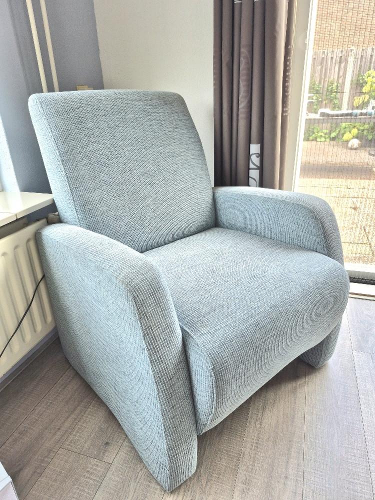 🪑 Te koop: stijlvolle fauteuil in ijsblauw 🪑