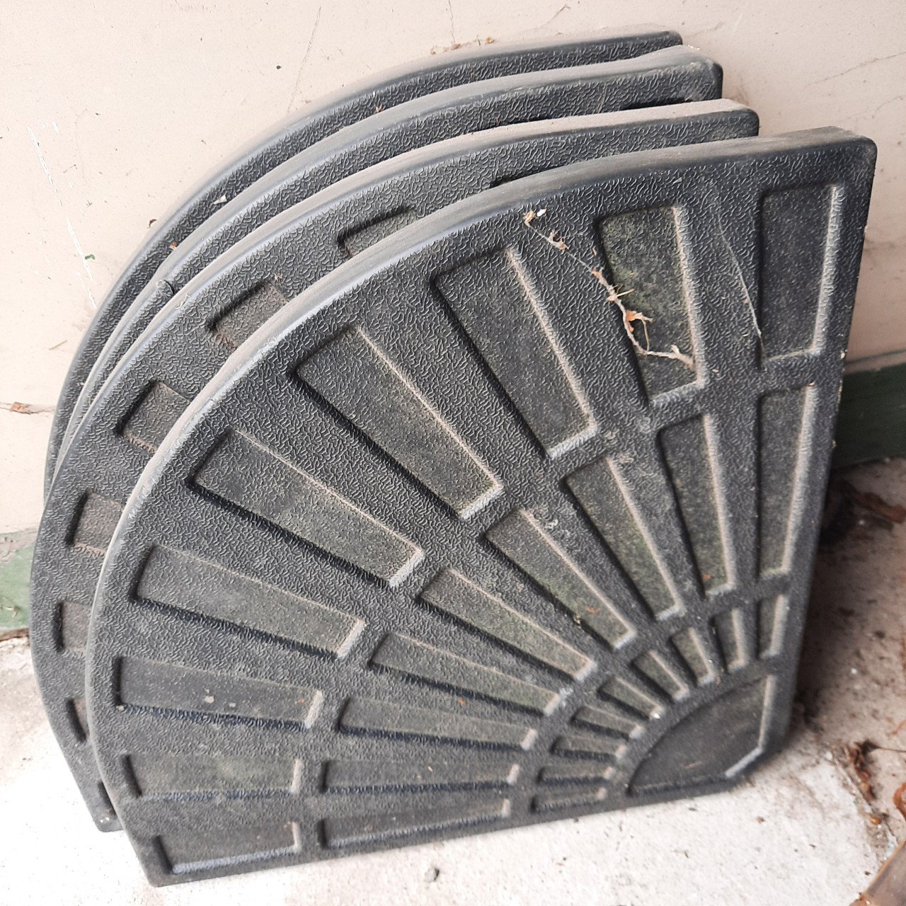 4 gewichten voor parasol. Gevuld met beton