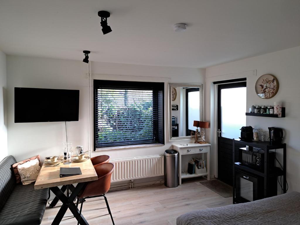 Twee gestoffeerde appartementen met eigen tuin