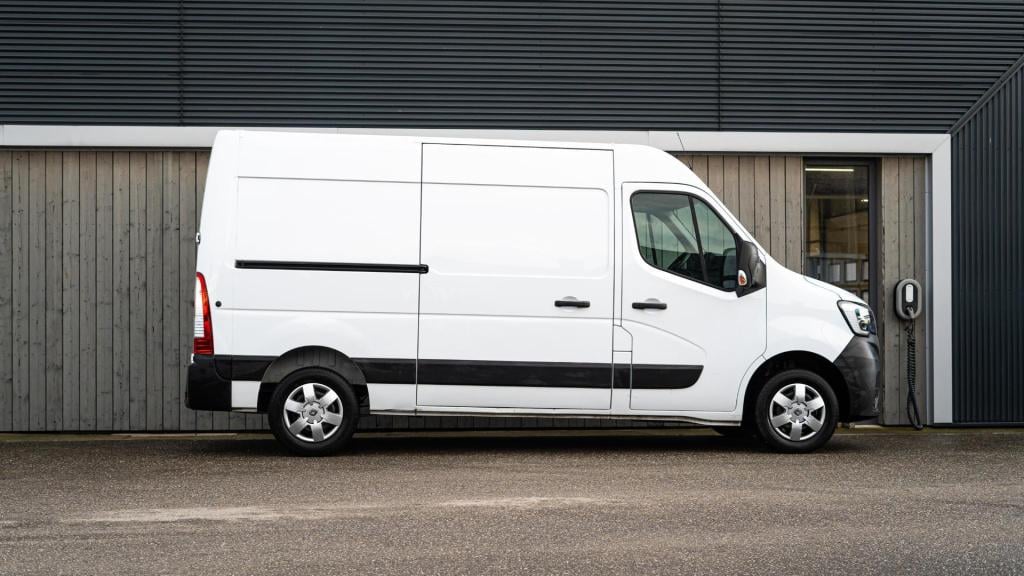 Renault Master t35 2.3 dci 135 l2h2 comfort | camera | vloerplaat | navigat