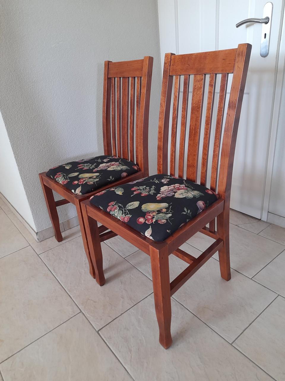 4 Mooie stevige  stoelen (in goede nette staat )