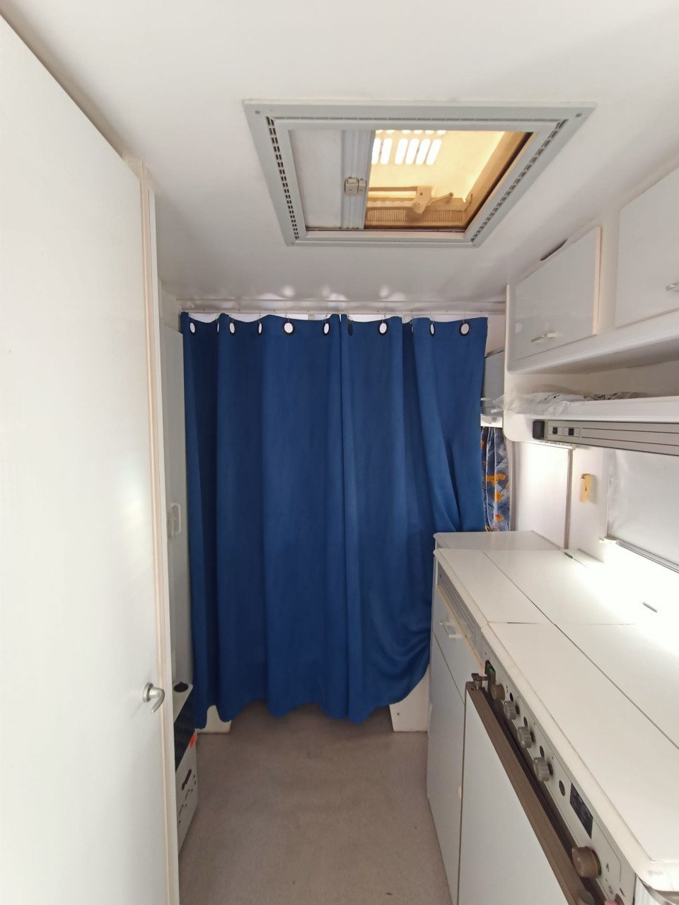 Gezinscaravan Kip 48T van 1990 met zonnepaneel