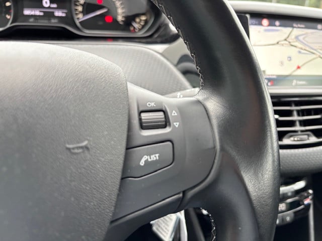 Peugeot 208 blue l. allure 1.2 pt-82pk | navigatie & bluetooth & applecarpl