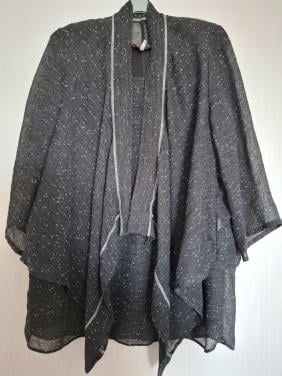 Sempre Piu twinset top met jasje. Zwart met witte. Maat 58