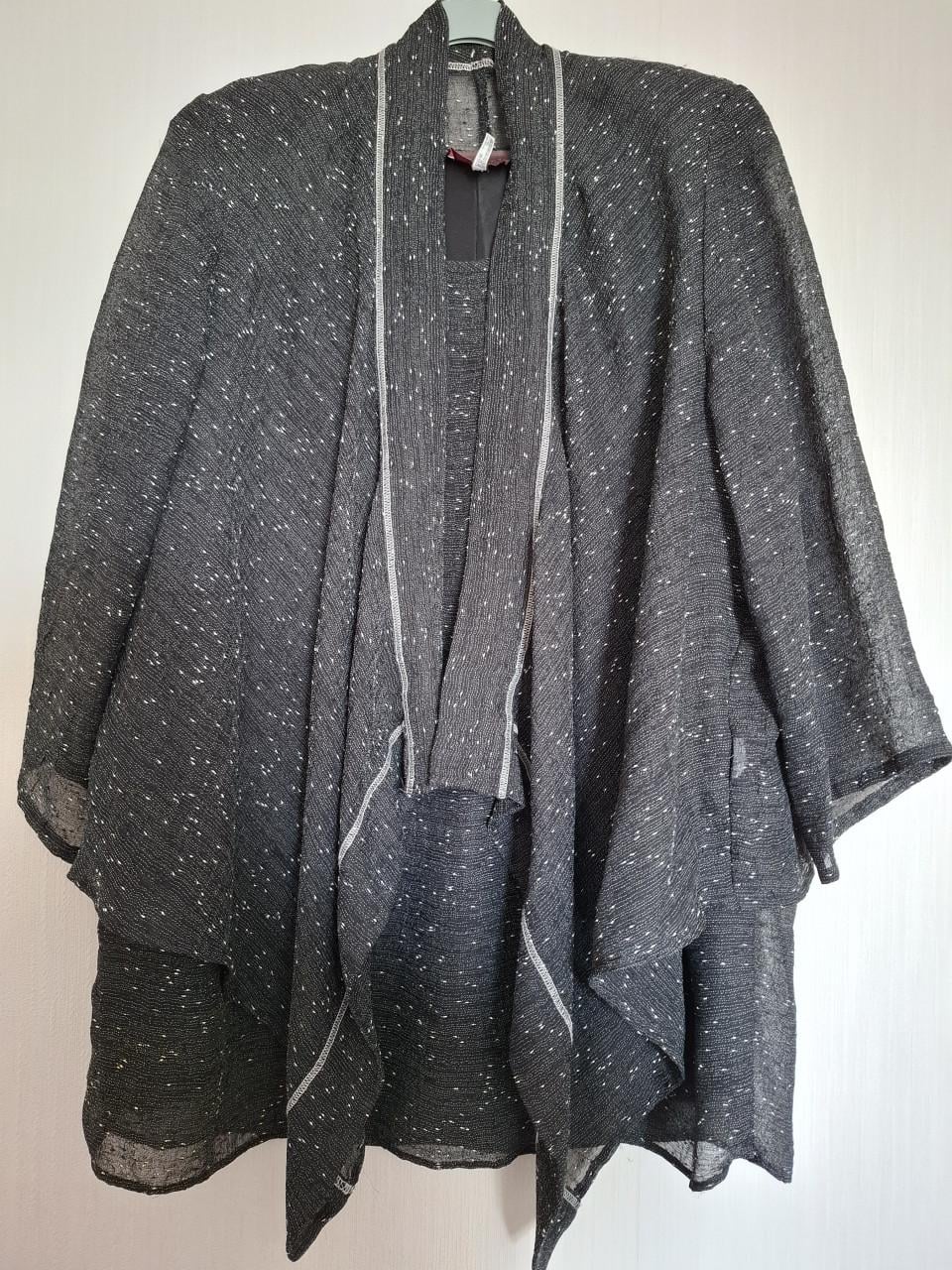 Sempre Piu twinset top met jasje. Zwart met witte. Maat 58
