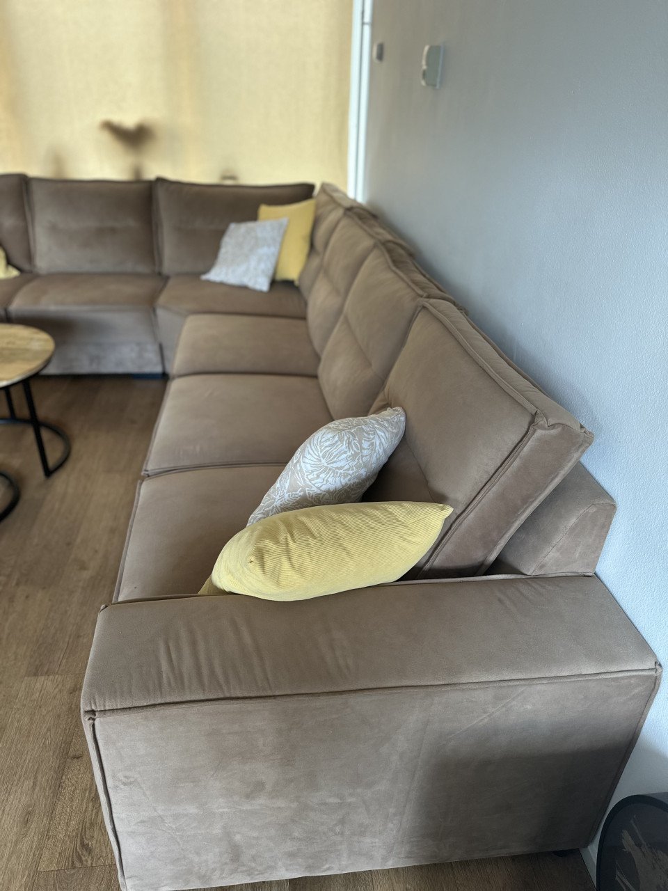 6 personen Hoekbank beige 1 jaar oud + salon tafels