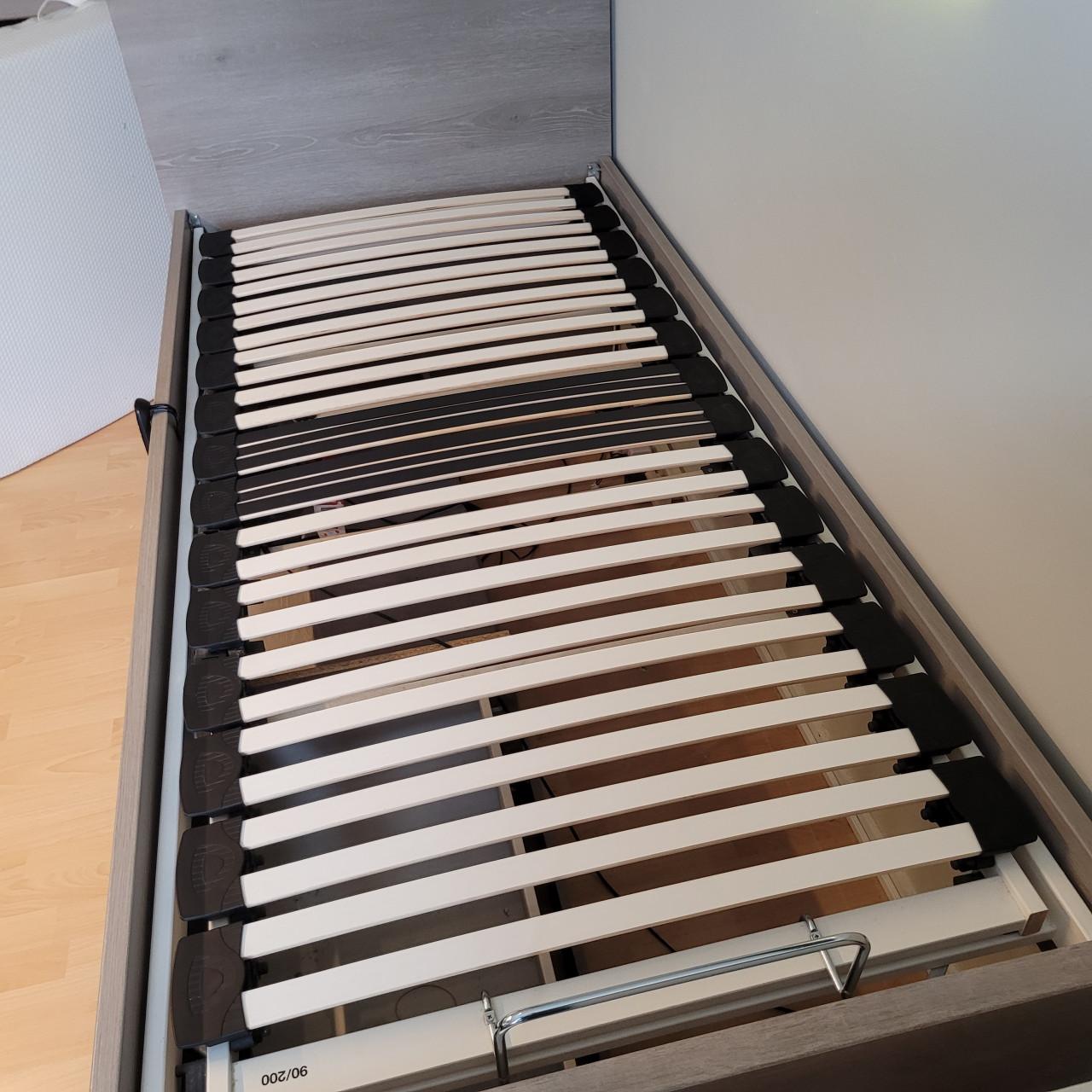 Elektrisch verstelbaar bed met opbergruimte