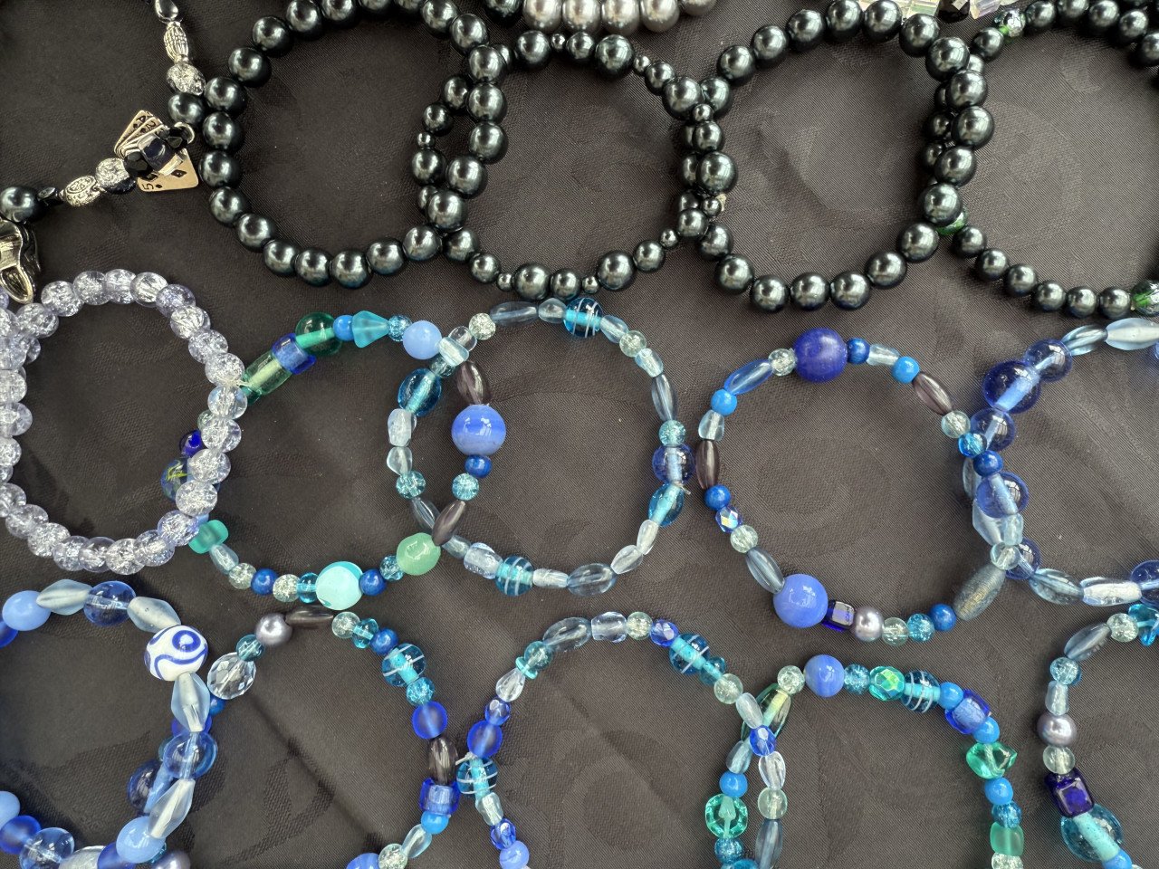 Armbandjes en Sleutelhangers. NIEUW met GLAZEN kralen. Passen altijd.