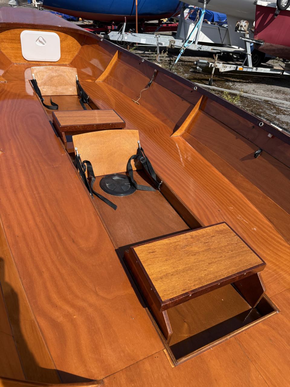 Tweepersoons houten roeiboot