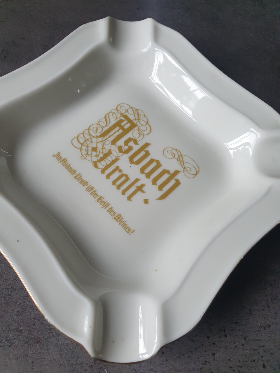 Vintage Asbach Uralt sigaar asbak gebroken wit met gouden accent....
