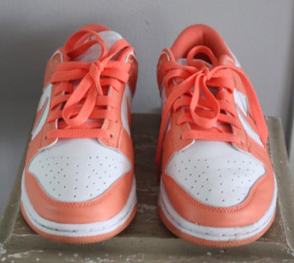 Nike schoen met perzik kleur maat 37,5