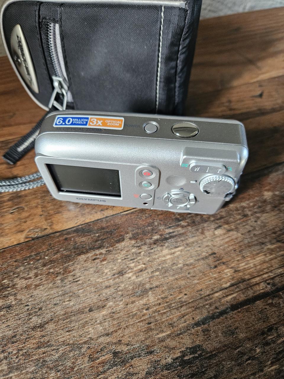 Olympus FE-120 Digitale Camera met 6.0 Megapixel en Tasje