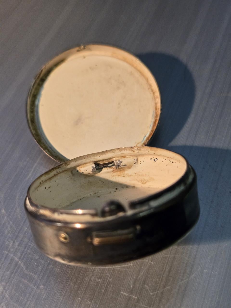 Antieke ronde zilveren snuifdoos Ø 3.5cm voorzien van schildpad(steen)