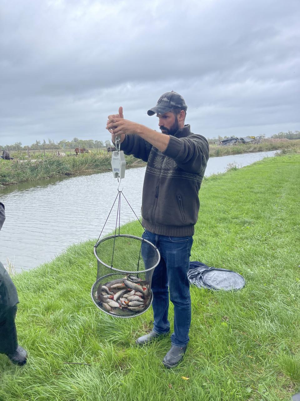 Viswedstrijd  EGHV uit Goes  Johnny wind de wedstrijd met 59 vissen.