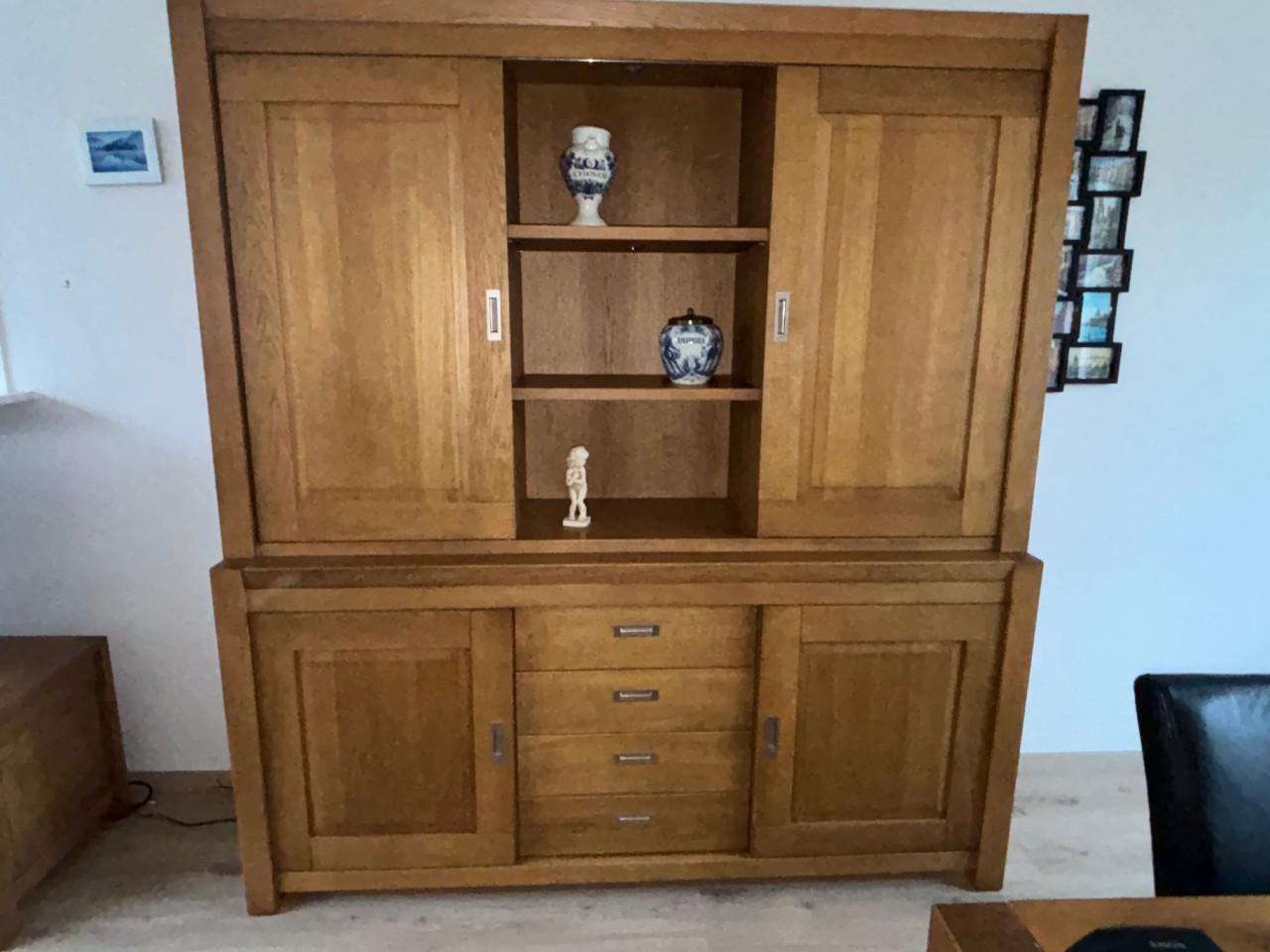 Inboedel: bank salontafel tv-meubel kast vitrinekast eettafel en stoelen