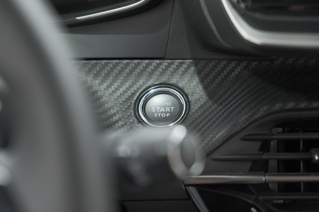 Peugeot 208 hybrid 100 e-dcs6 allure | camera | keyless entry | apple carpl