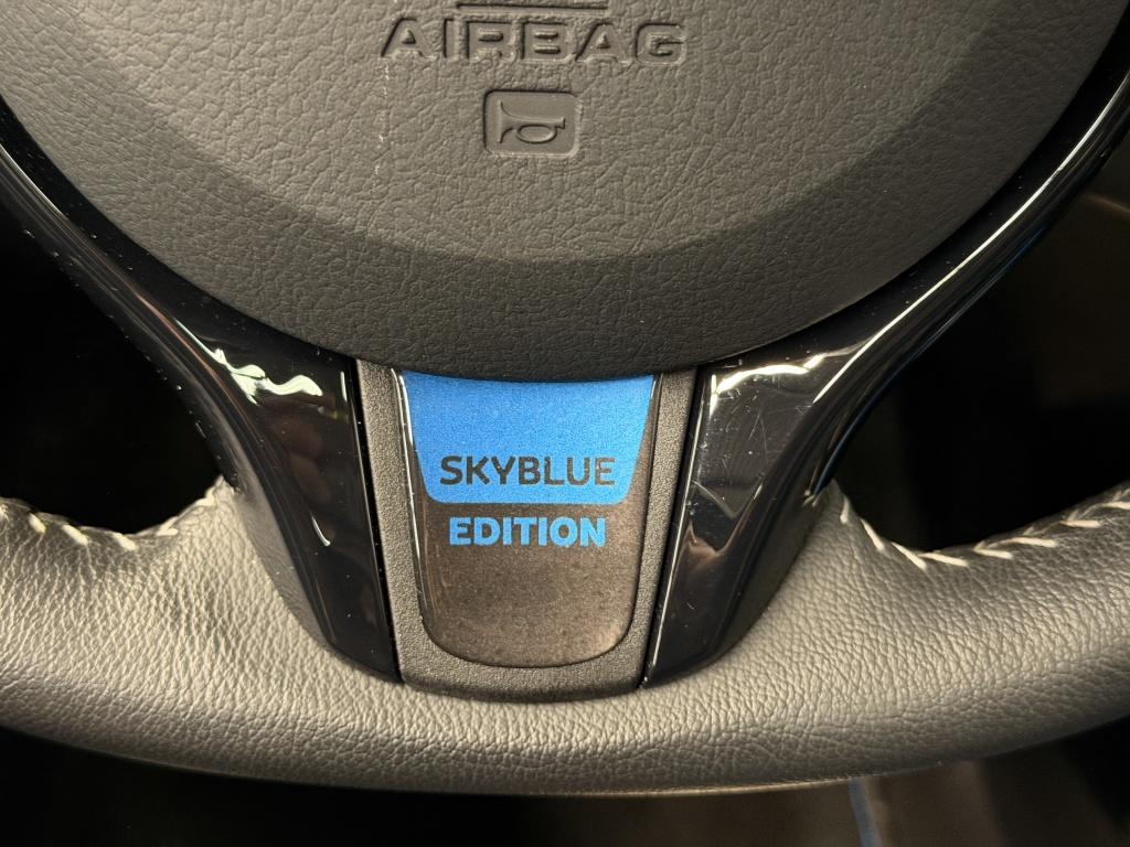 Toyota Yaris 1.5 hybrid skyblue edition