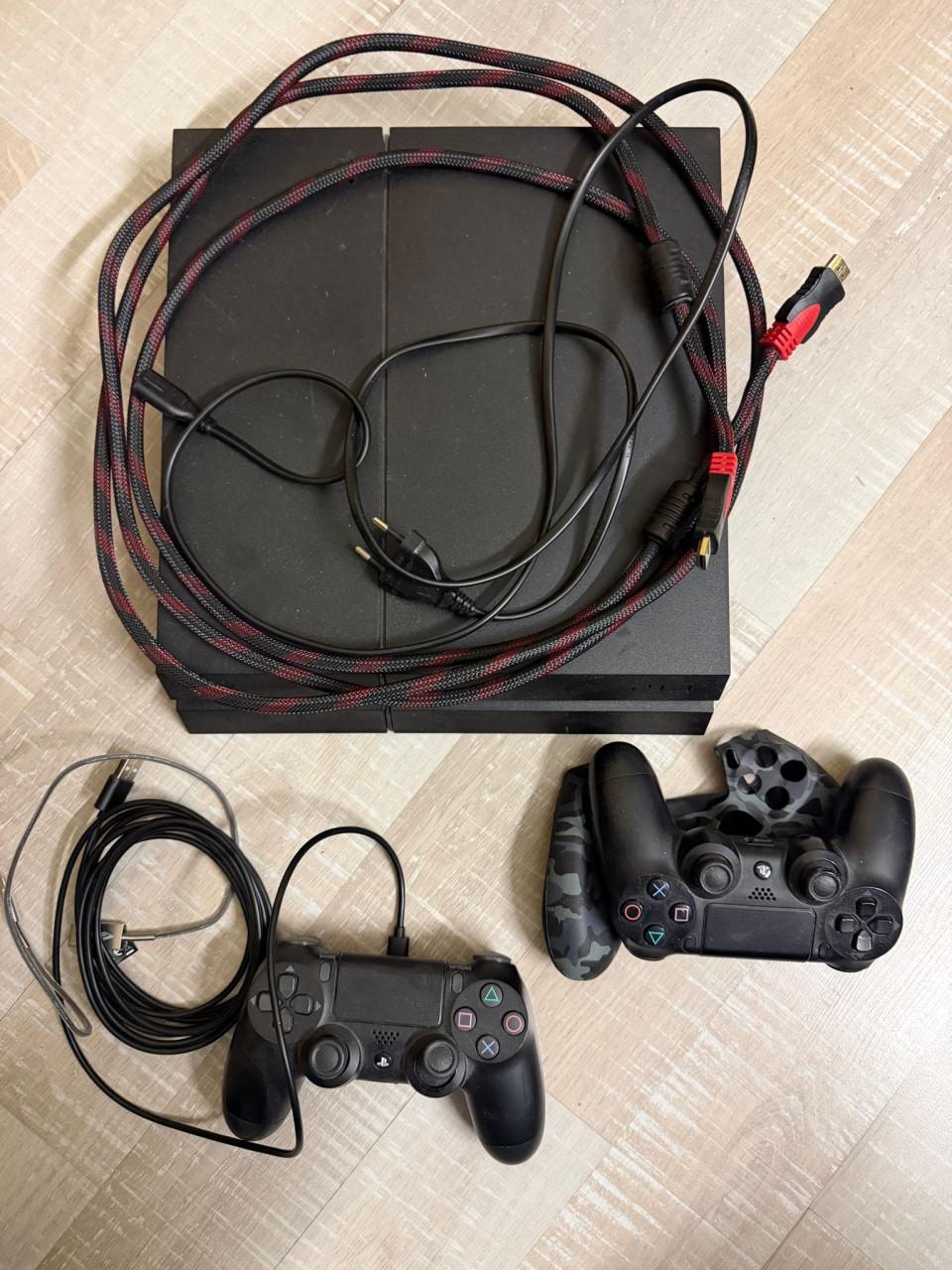 PS4 met controllers en beeldscherm