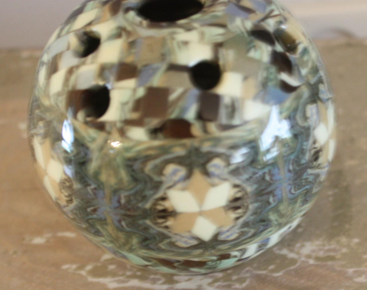 Keramieke bol met gaatjes kleurrijk