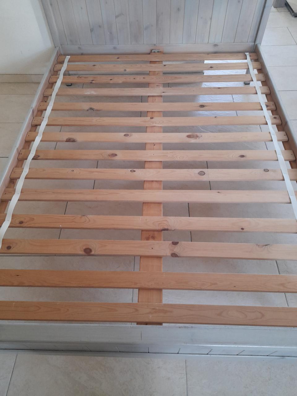 Massief houten bed 140 x 190 (in goede staat )